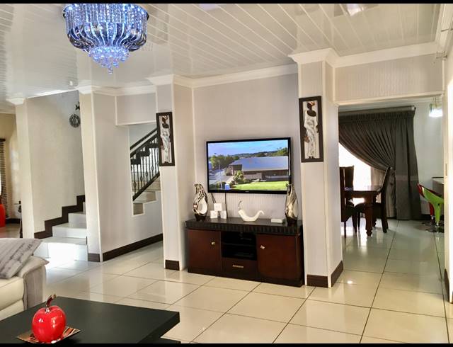 5 BEDROOM HOUSE FOR SALE IN SERALA VIEW